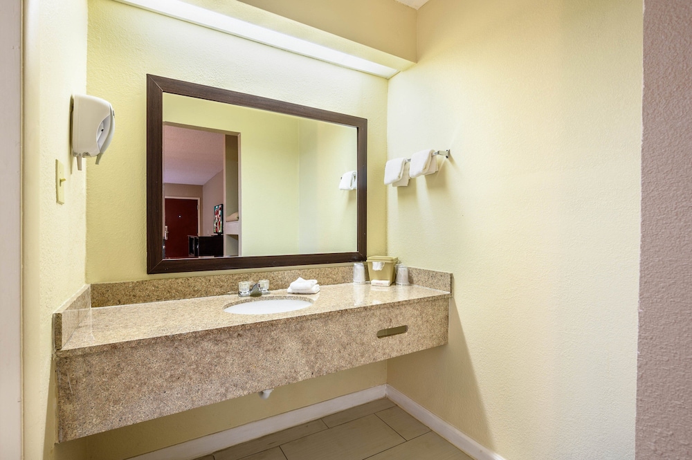 Red Roof Inn Sylacauga - photo 24