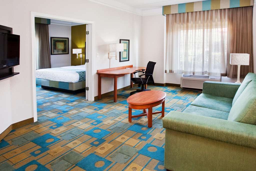 La Quinta by Wyndham Haywood Mall Near Greenville Downtown - photo 31