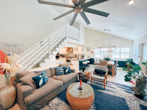 LaLa`s Beach Retreat 4 3 1 MIN to the beach in New Smyrna Beach, United States