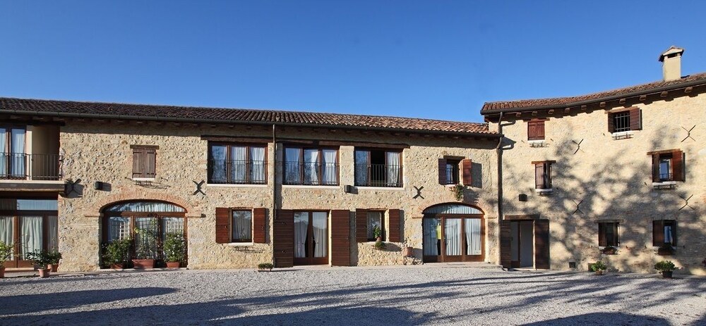 Azienda Agrituristica Calronche — 4-Star Luxury Hotel in Refrontolo, Italy