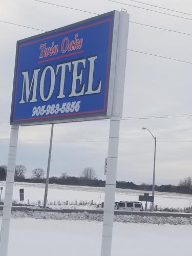Twin Oaks Motel - carbon neutral hotel in Unknown City