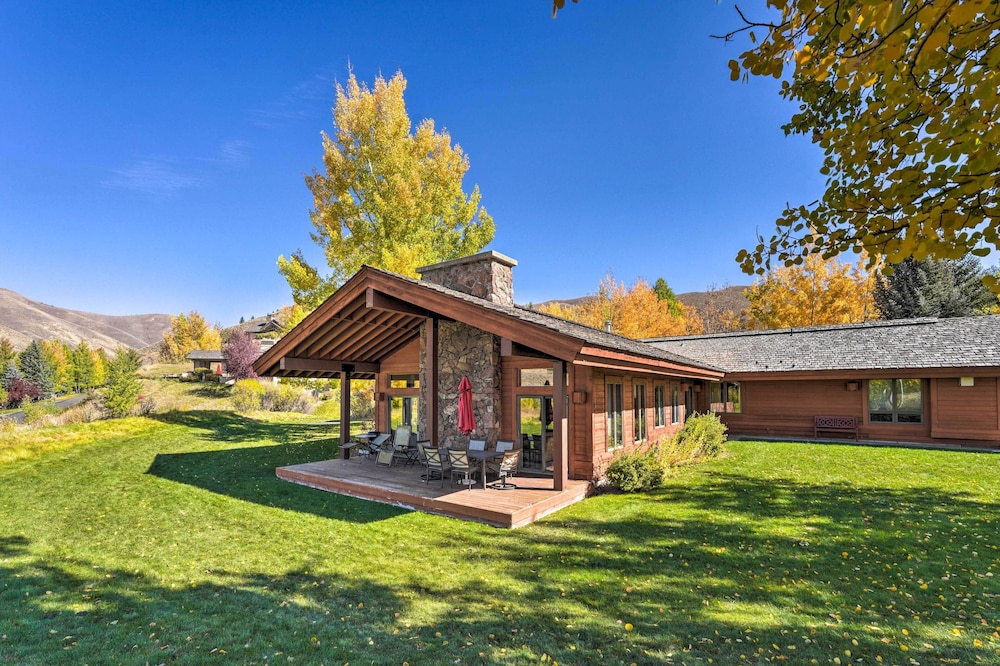 Unique Mountain Escape with 2 Decks Less Than 2 Mi To Skiing — hotel in Hailey