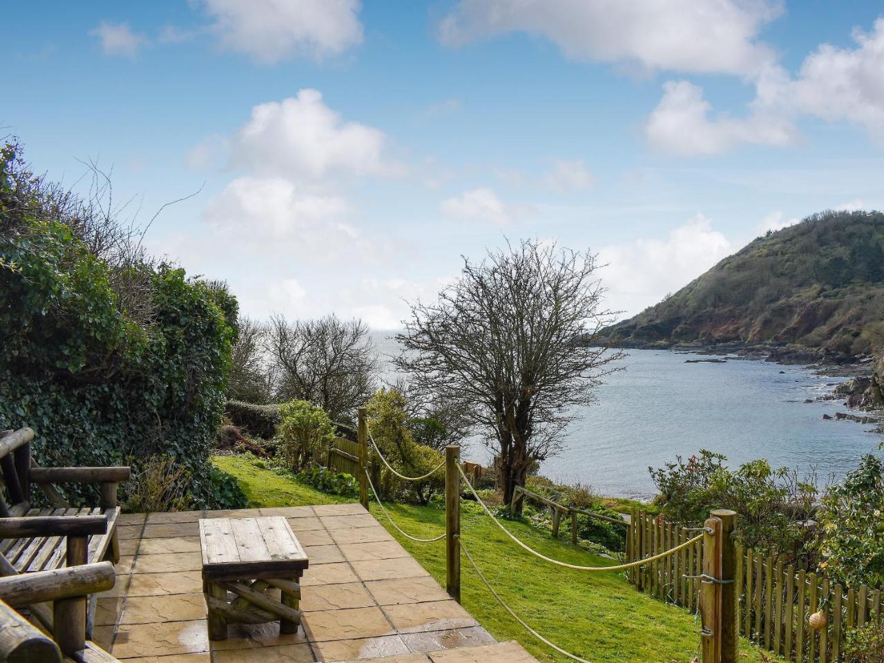 Garden Cottage Uk30590 — 4-Star Luxury Hotel in Looe, United Kingdom