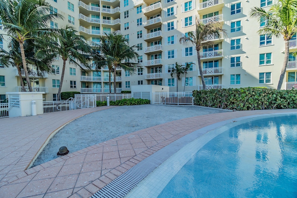 Casa Costa 405n 1 Bedroom Pools Jacuzzi Beach Shops & Dog Friendly — 4-Star Luxury Hotel in Boynton Beach, United States