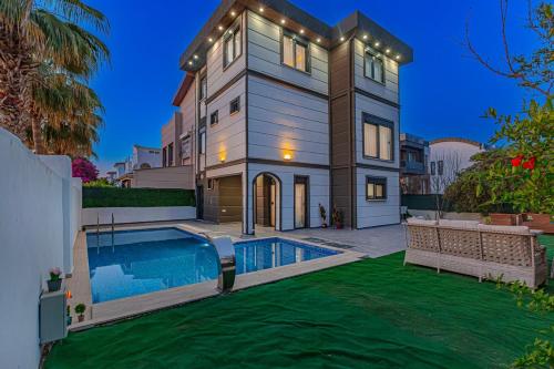 Near By The Land Of Legends Private Pool With Jakuzzi Villa Moon — 4-Star Luxury Hotel in Belek, Turkey