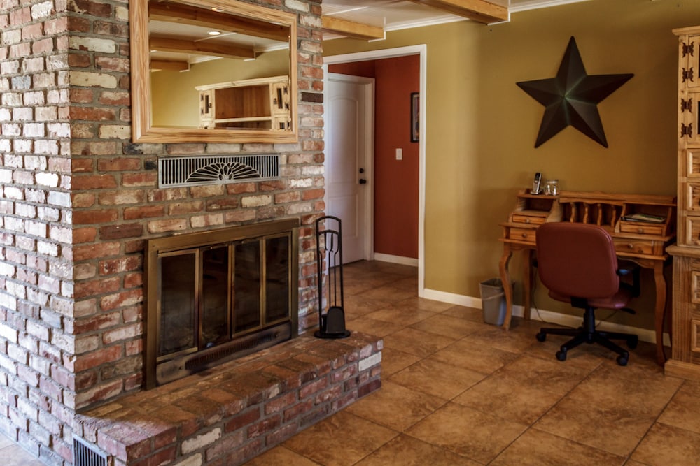 Charm Motel & Suites - photo 8