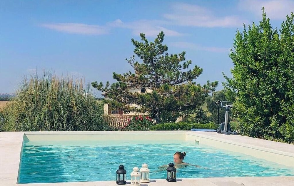 Villa Bentivoglio Holiday Home With Swimming Pool — 4-Star Luxury Hotel in Montelupone, Italy