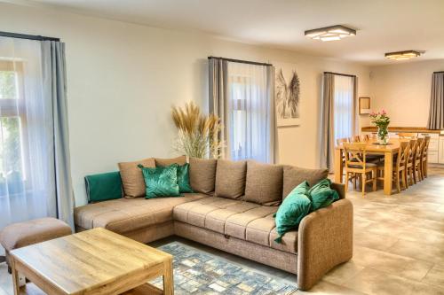 Gray Wings Home — 4-Star Luxury Hotel in Komprachcice, Poland