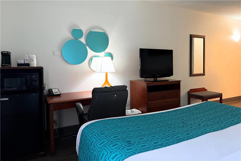 Howard Johnson by Wyndham Evansville East - photo 23