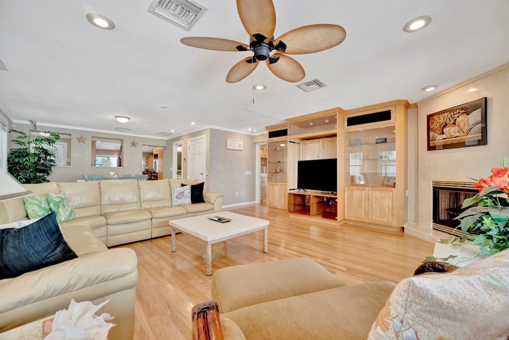 Stones Throw Beachfront Luxury Suites - photo 49