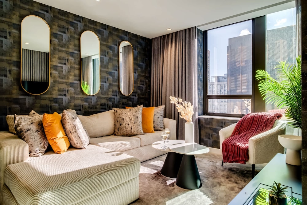 Stylish Urban Retreat at City Suite 904