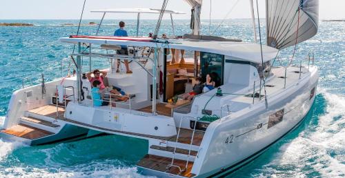Luxury Catamaran Lagoon 42 AC & Gn — hotel in Split