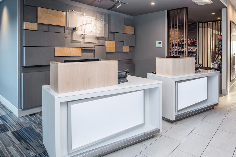 Holiday Inn Express & Suites Kingdom City an IHG Hotel - photo 2