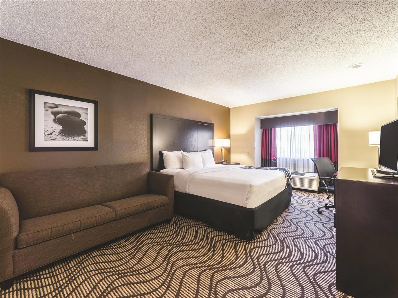 La Quinta Inn & Suites by Wyndham Collinsville St. Louis - photo 22