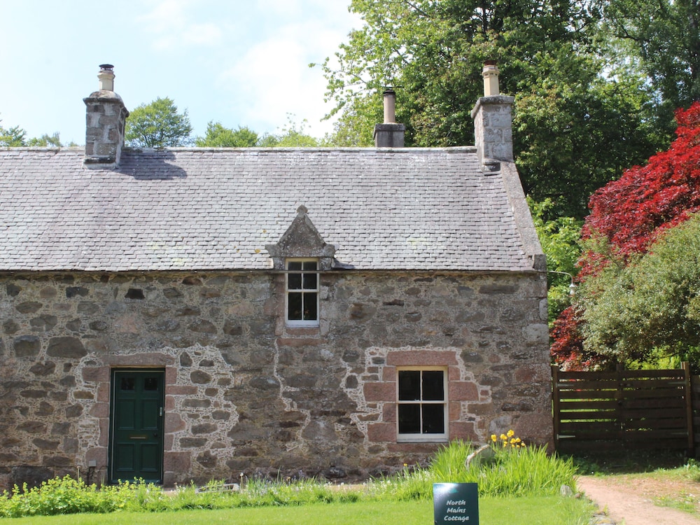 North Mains Cottage Craigievar Castle — 4-Star Luxury Hotel in Alford, United Kingdom