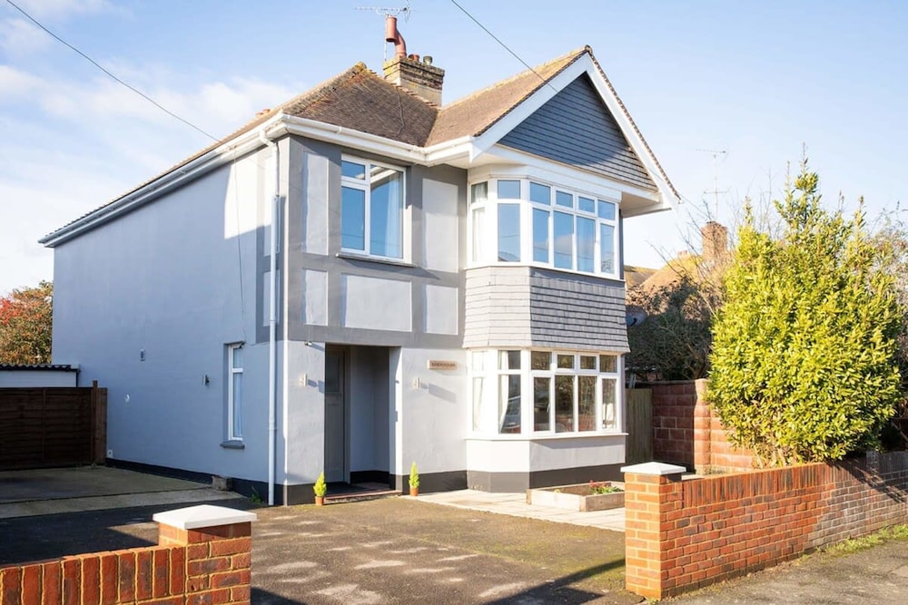 Stunning 4br House for 10 Near Beach w Hot Tub — 4-Star Luxury Hotel in Bognor Regis, United Kingdom