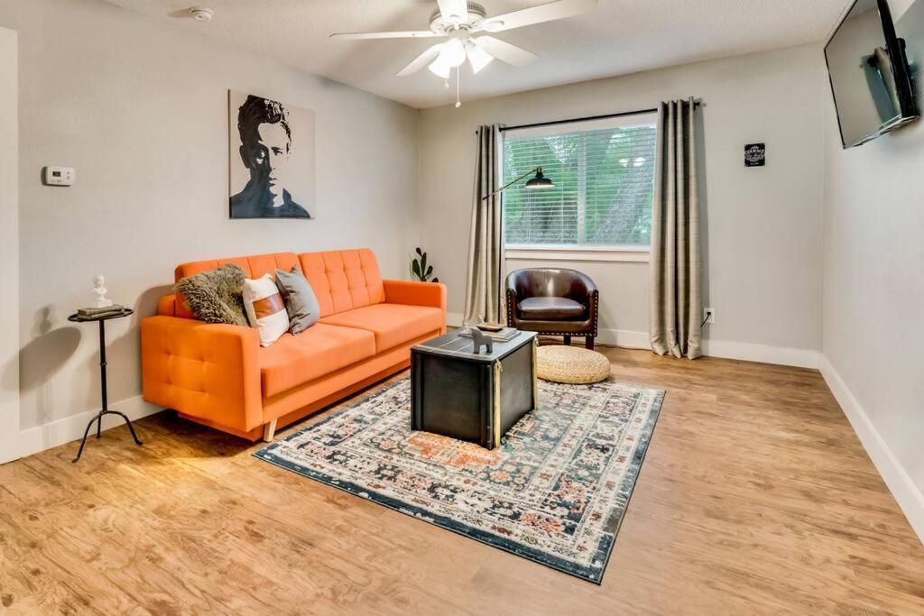 Global Cup Love for Dallas Close to Deep Ellum & AAC — 4-Star Luxury Hotel in Dallas, United States