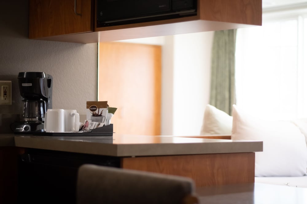 Monument Inn & Suites - photo 8