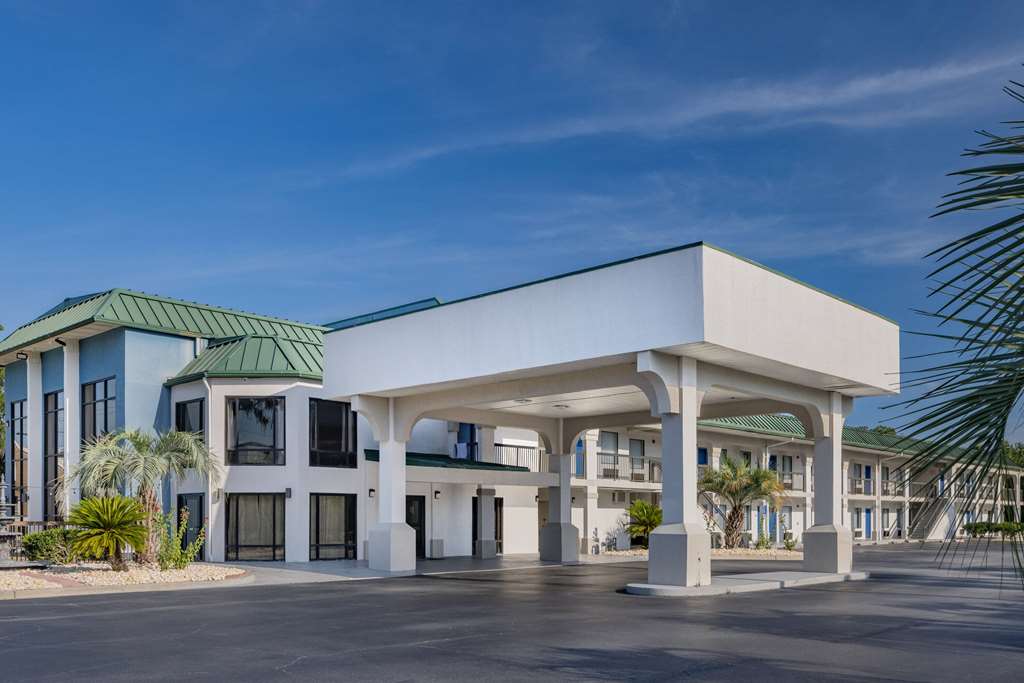 Days Inn & Suites by Wyndham Savannah Midtown - featured photo