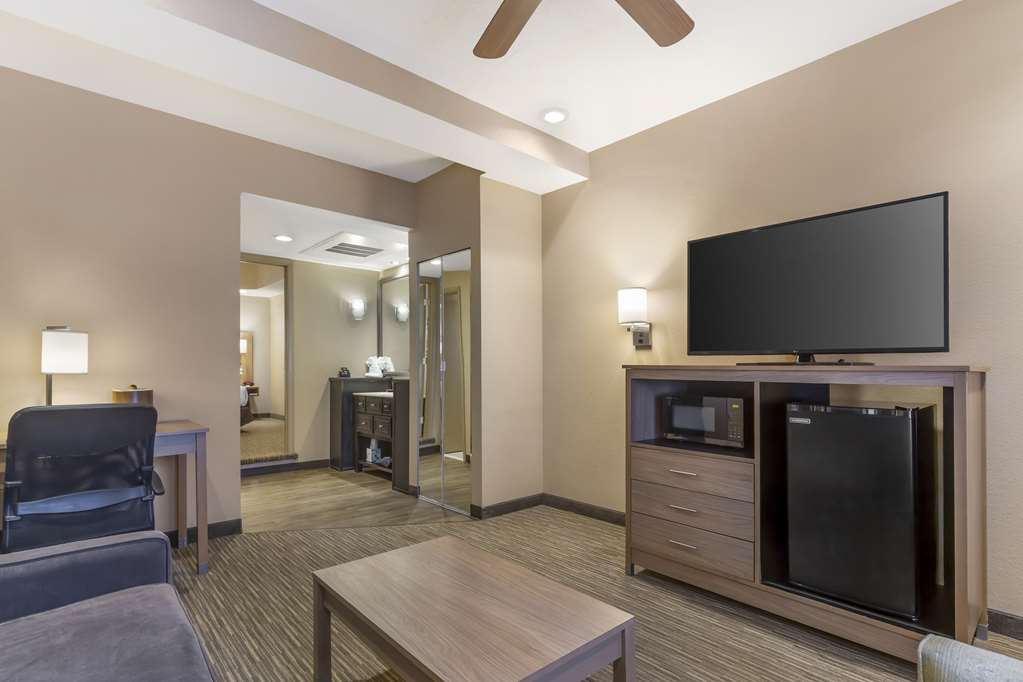 Best Western Plus Landing View Inn & Suites - photo 13