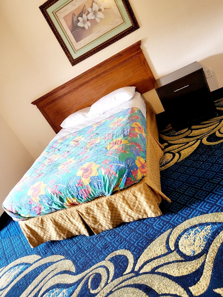 Metro Inn & Suites - photo 6