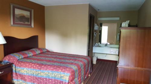 Scottish Inn Knoxville - photo 41