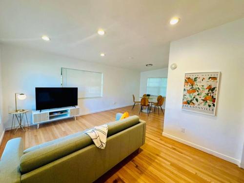 3 Bed Pad in Quiet and Central Jax Burb in Jacksonville, United States