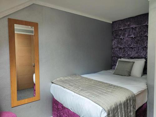Hotel 24 7 Express - last minute hotel in Newport