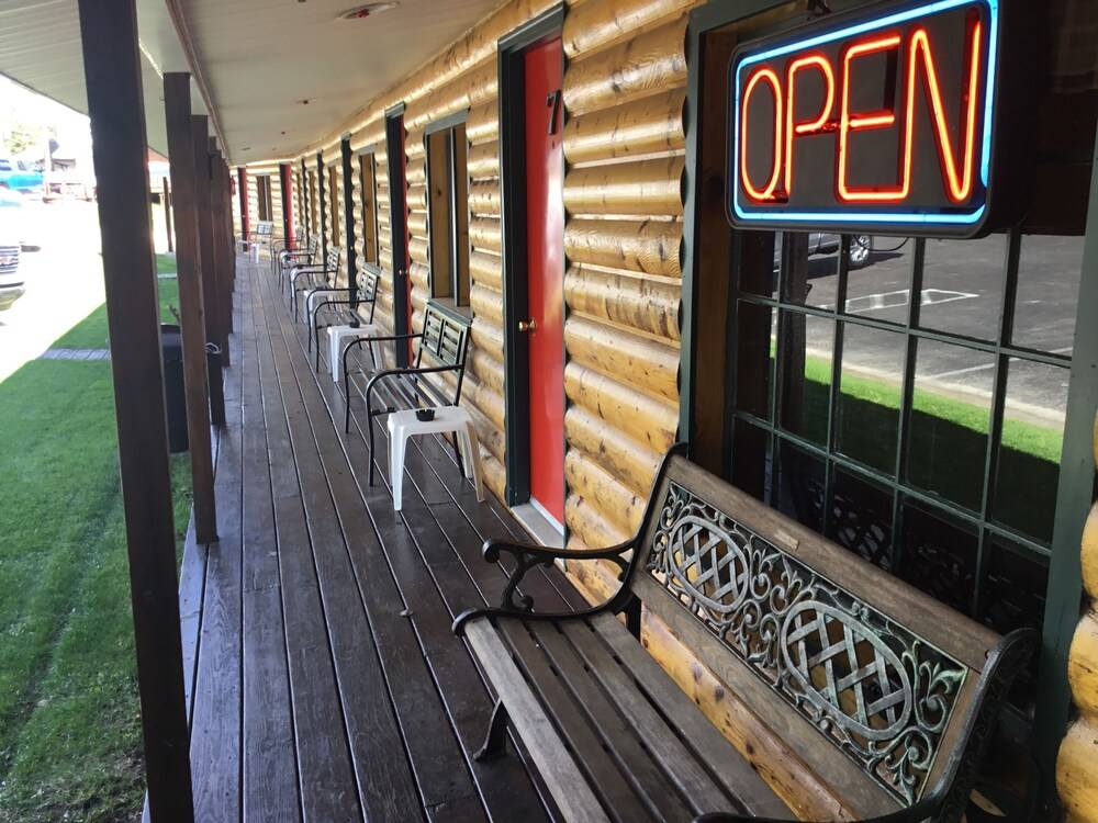 Pines Motel - photo 19