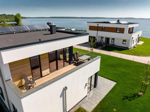 Hangar 19 Luxusapartment mit Sauna Kamin Dachterrasse und Seeblick H5W3 — 4-Star Luxury Hotel in Schwerin, Germany