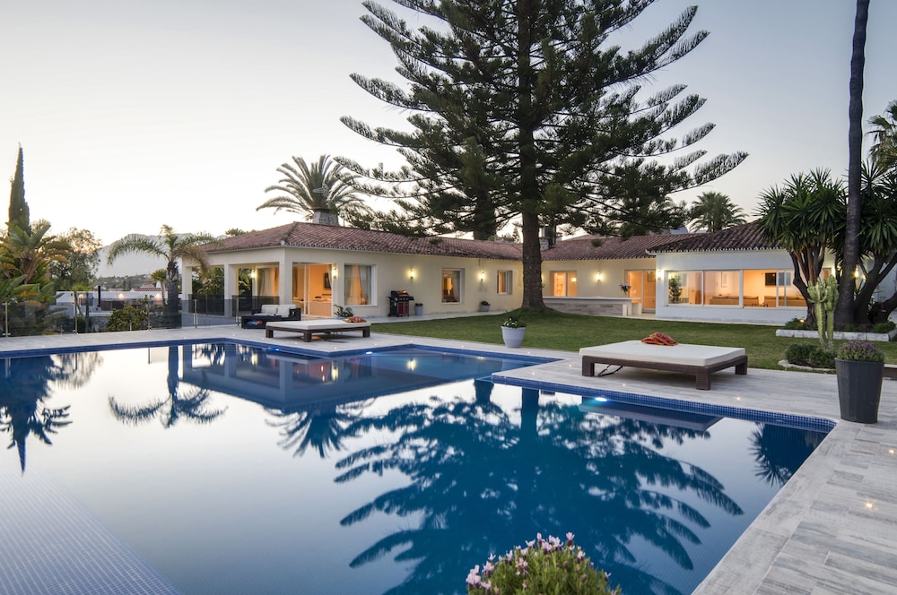 Exclusive 5star sea view villa Elviria — 5-Star Luxury Hotel in Marbella, Spain