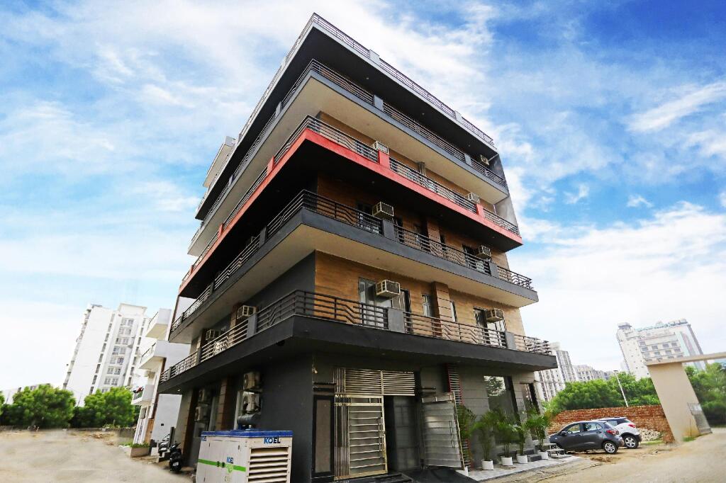 Super Townhouse Cloud Bay Near Genpact Sector 69 Gurgaon — 4-Star Luxury Hotel in Gurgaon, India