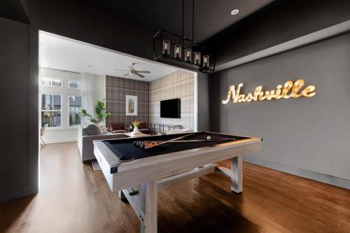 The Hadden House Rooftop Lounge with Firepit — 4-Star Luxury Hotel in Nashville, United States