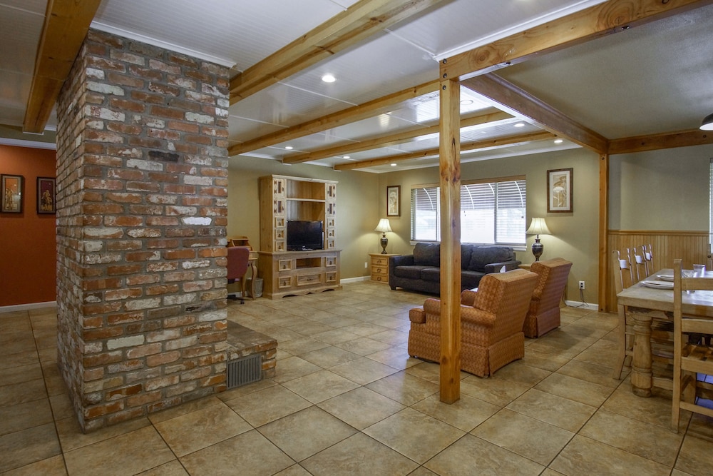 Charm Motel & Suites — hotel in Burney