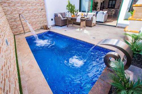 Casa Evelyn Piscina Climatizada — 4-Star Luxury Hotel in Playa Blanca, Spain