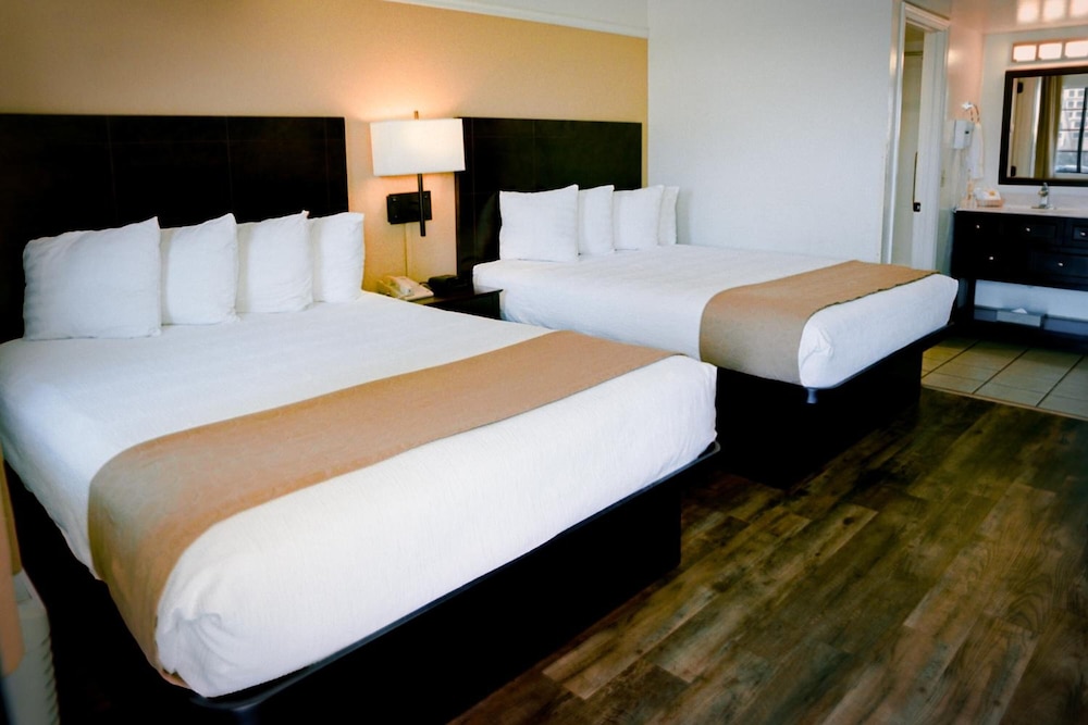 Pines Inn & Suites - photo 18