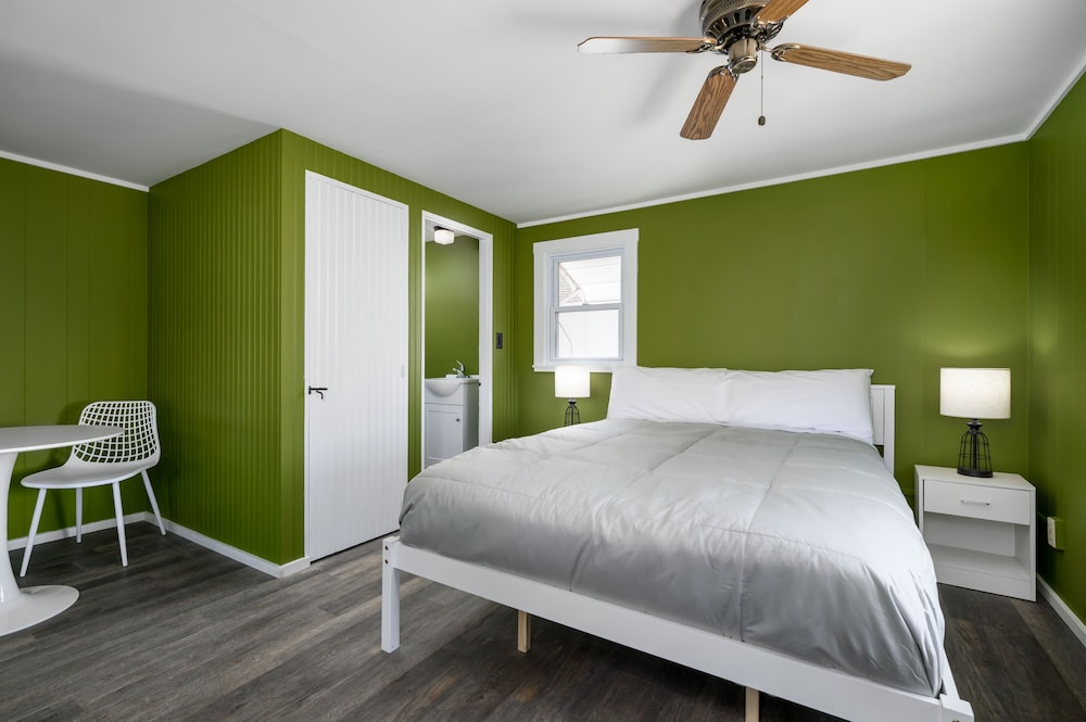 The Beaches Motel & Cottages - photo 9