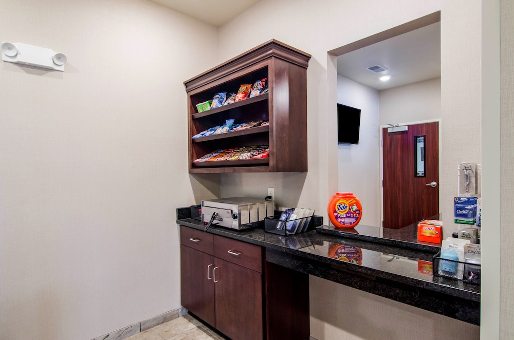 Cobblestone Hotel and Suites Torrington - photo 37