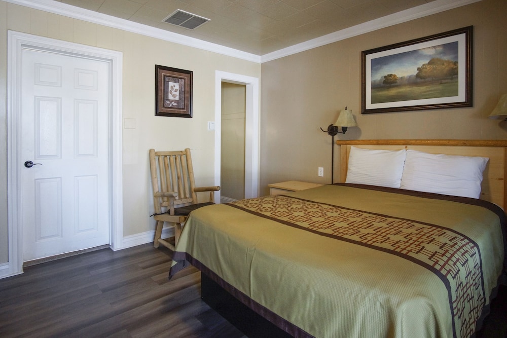 Green Gables Motel & Suites - photo 17