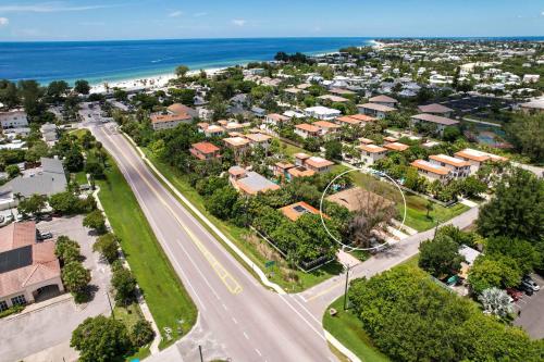 Cozy Condo less than 3 min walk to White Sandy Beaches — 4-Star Luxury Hotel in Holmes Beach, United States