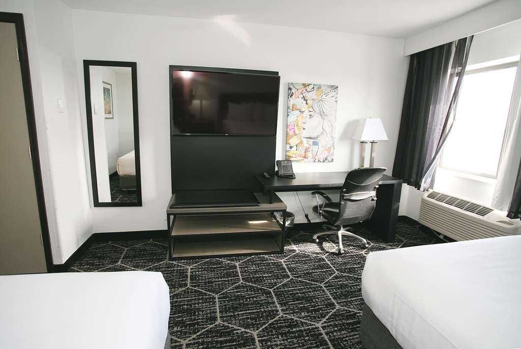 La Quinta Inn & Suites by Wyndham Des Moines West Clive - photo 51