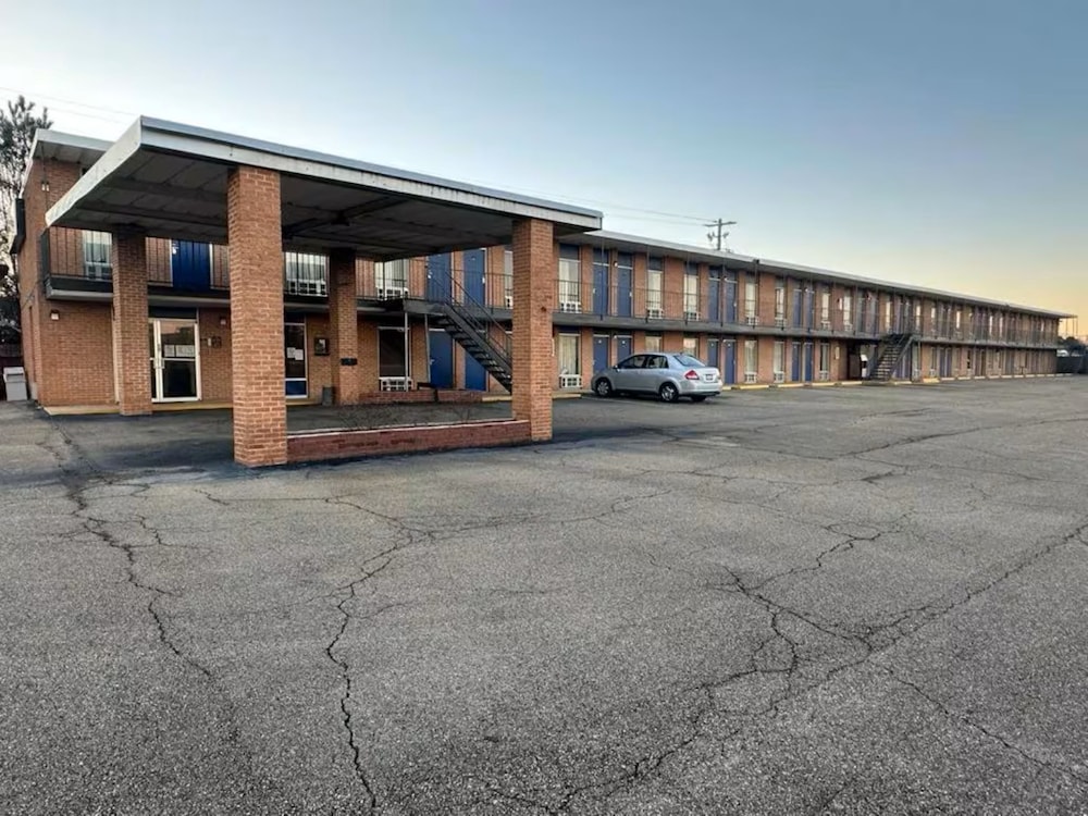 Express Inn - carbon neutral hotel in New Albany