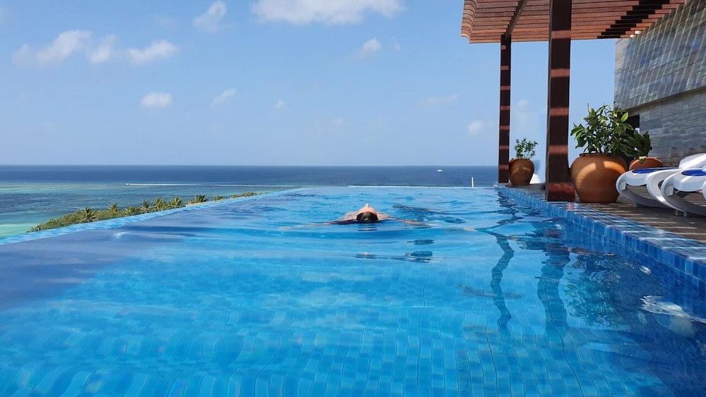 Infinity pool