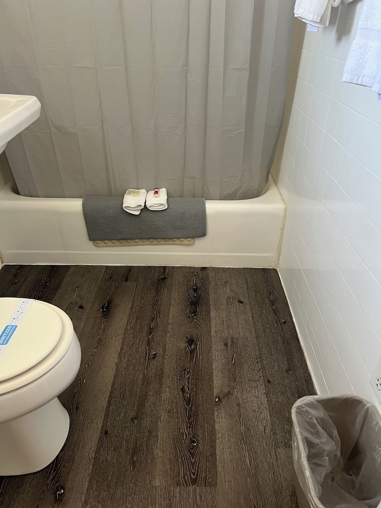 Midtown Inn & Suites - photo 46