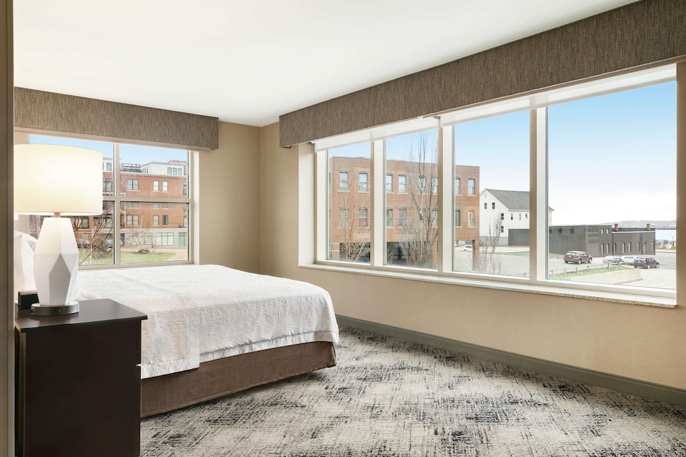 Hampton Inn Portland Downtown Waterfront - photo 28