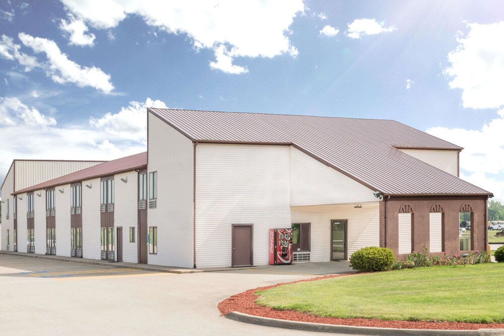 Super 8 by Wyndham Marshall - carbon neutral hotel in Marshall