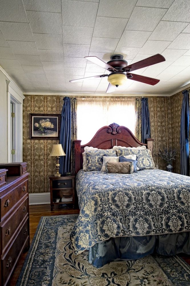 Vintage Charm Bed and Breakfast Hotel - photo 15