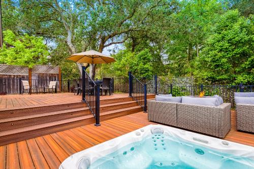 Spacious 4BD 3BA with hot tub fire pit and wraparound deck in Sonoma, United States
