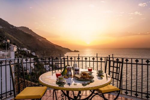 Flatiron app 1 by Sosòre Holiday Homes Amalfi Coast — 4-Star Luxury Hotel in Praiano, Italy
