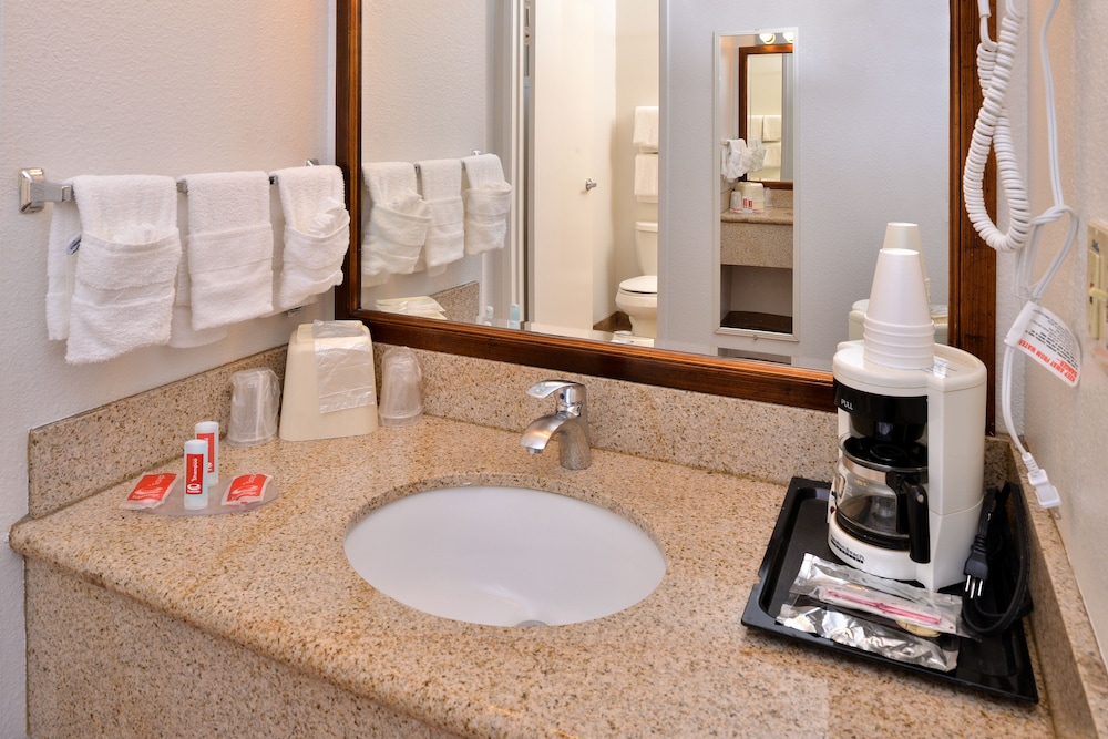 Bend Inn & Suites - photo 13